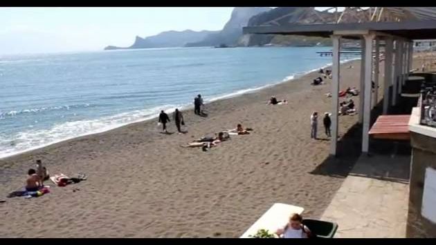 Крым в мае: Пляж в Судаке. Крым. Начало мая 2011
